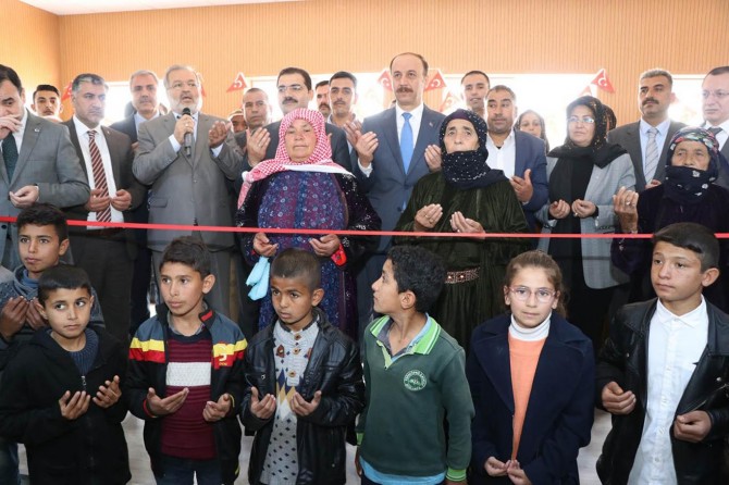 Şanlıurfa’da okulun açılış kurdelesini mahalledeki kadınlar kesti