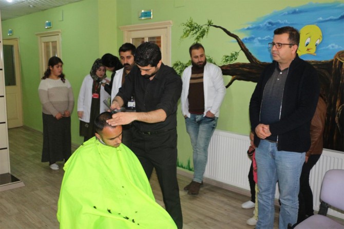 Silopi'de engelli öğrenciler ücretsiz traş ediliyor