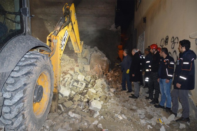 Siirt’in Dumlupınar Mahallesinde yağmura dayanamayan metruk bina çöktü