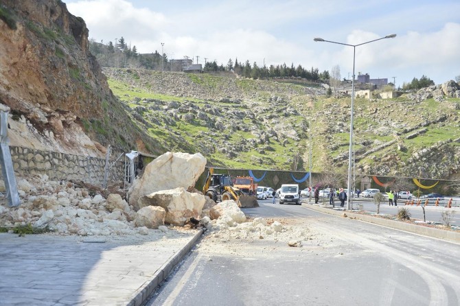 Mardin'de dev kayalar karayoluna düştü