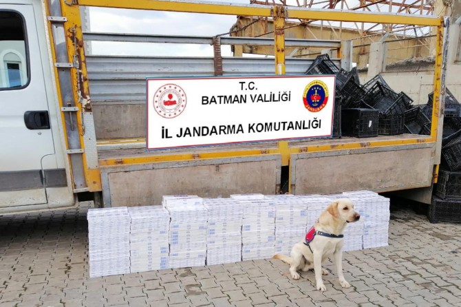 Batman'da meyve kasasının altına gizlenmiş kaçak sigara ele geçirildi