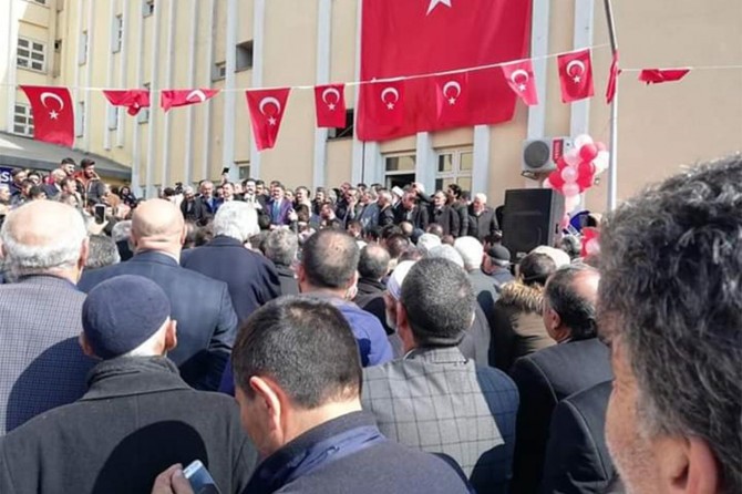 Belediye başkanı seçilen Savcı, makam odasının kapısını söktürdü