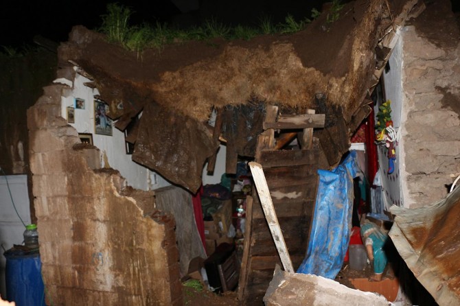 Kızıltepe'de kerpiç ev aşırı yağış nedeniyle çöktü