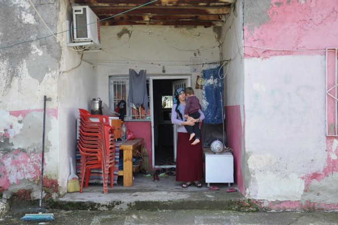 Çökme tehlikesi olan evde korkuyla yaşıyoruz