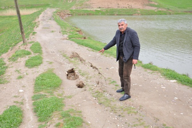 Gölün etrafındaki toprak kayması ve çatlaklar korkutuyor