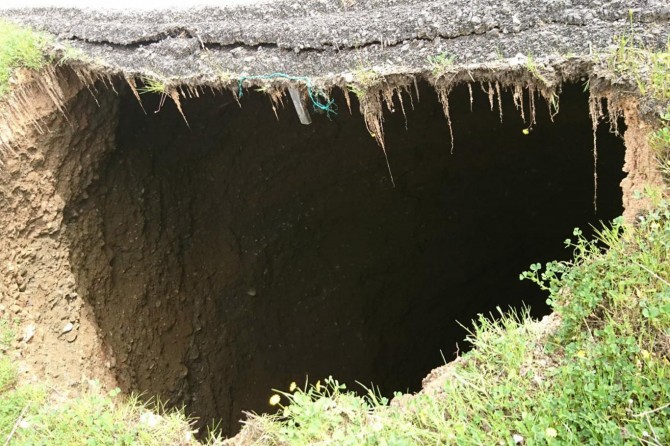 Batman-Kozluk-Silvan Karayolu'nda karayolunda oluşan obruk görenleri şaşkına çevirdi
