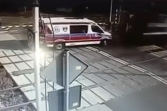Polonya'da trenin ambulansa çarpma anı kameralara yansıdı