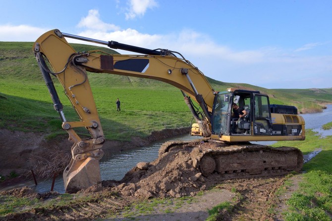 Batman'da tehlike oluşturan gölde su tahliyesine gidildi