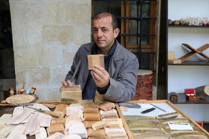 Saç sağlığınız için kemik ve ahşap tarak kullanın