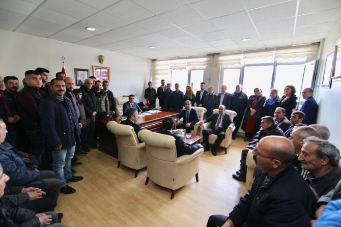 Bingöl Belediye Başkanı Arıkan tebrikleri kabul ediyor