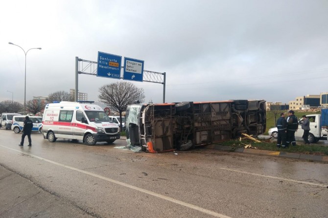 Şehir içi yolcu otobüsü devrildi: 19 yaralı