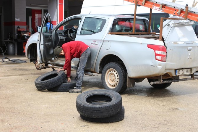 Lastikçilerde yaz lastiği yoğunluğu