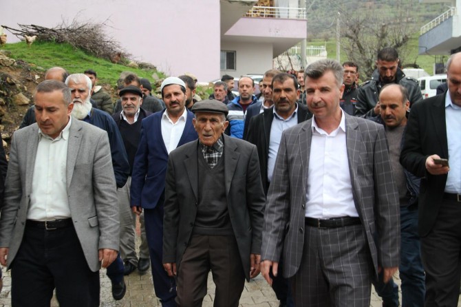 Samir Özhan salâvatlar eşliğinde göreve başladı