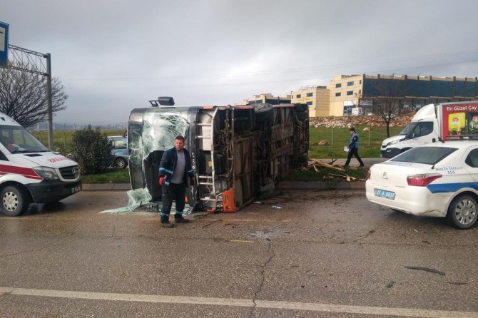 Otobusa rêwîyan a navbajêr qulibî: 19 birîndar