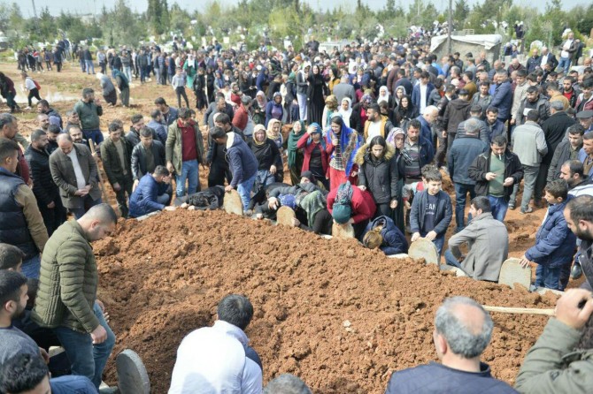 Feci kazada can veren 6 kişi ağıtlarla defnedildi