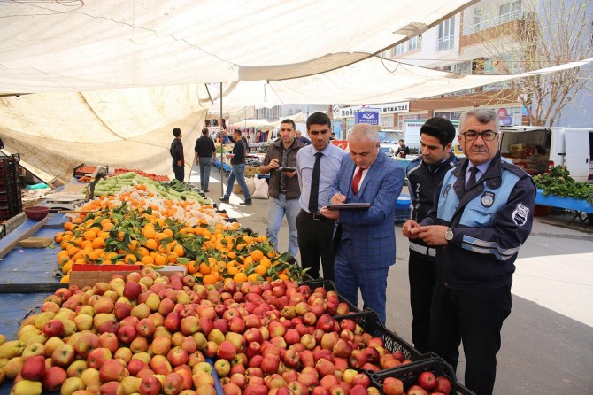 Denetleme heyeti pazarı denetledi