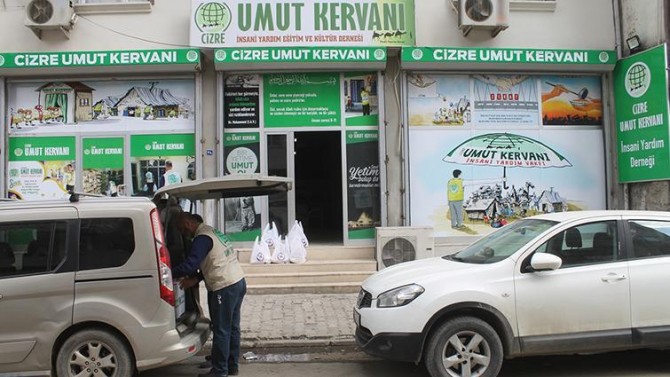 Kerwana Umûdê dahatên kermesê ji kesên mûxtac re belav dike