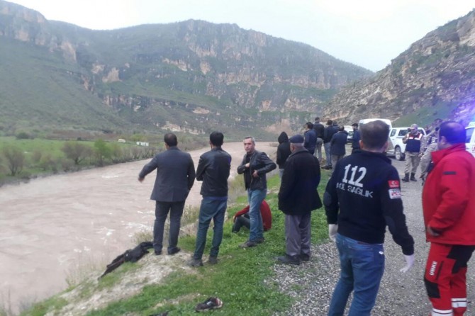 Siirt-Eruh Karayolu'nda otomobil Botan Çayına uçtu