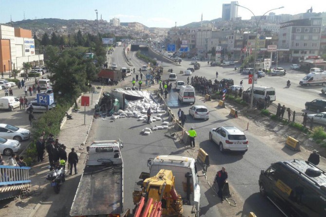Gaziantep-Şanlıurfa Karayolu'nda freni boşalan TIR dehşet saçtı: Biri ağır 5 yaralı