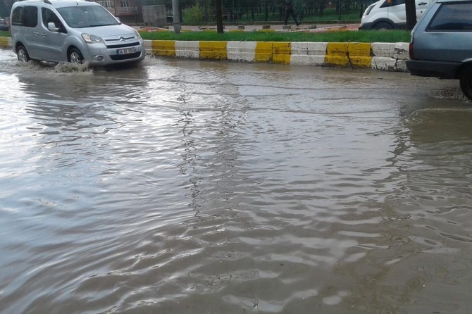 Batman'da etkili olan kısa süreli yağış alt yapının yetersizliğini gözler önüne serdi