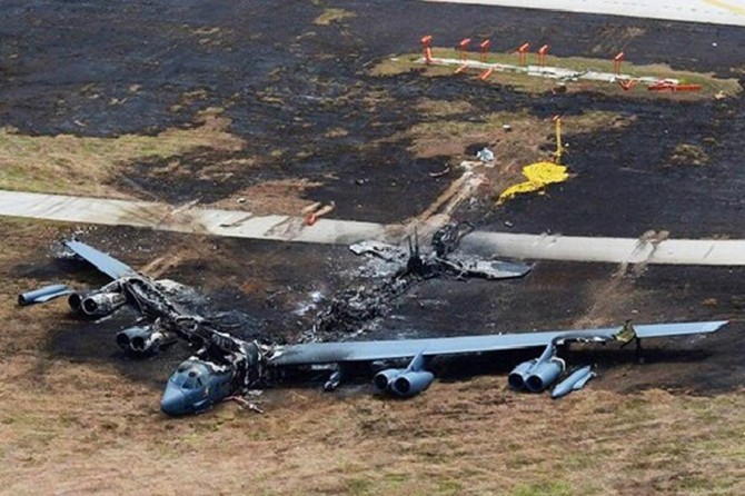 Taliban ABD'ye ait bombardıman uçağını düşürdü