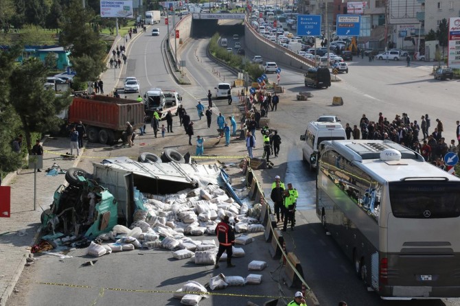 TIRa ku frêna wê teqîya çend wesayîtan da ber xwe: Yek jê giran 5 kes birîndar bûn
