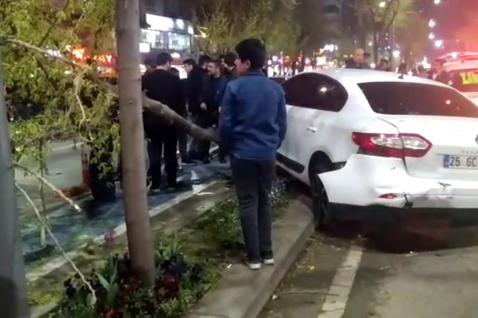 Kontrolden çıkan otomobil ağaca çarparak durabildi