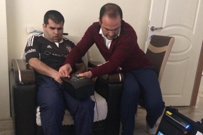 Yeni kimlik kartları engelli ve yaşlı vatandaşların ayağına gidiyor