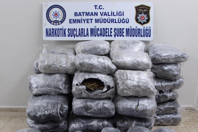 Yol kontrolünde 214 kilogram esrar ele geçirildi