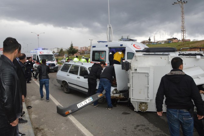 Siirt'te zırhlı polis aracı ile otomobil çarpıştı: 4 yaralı