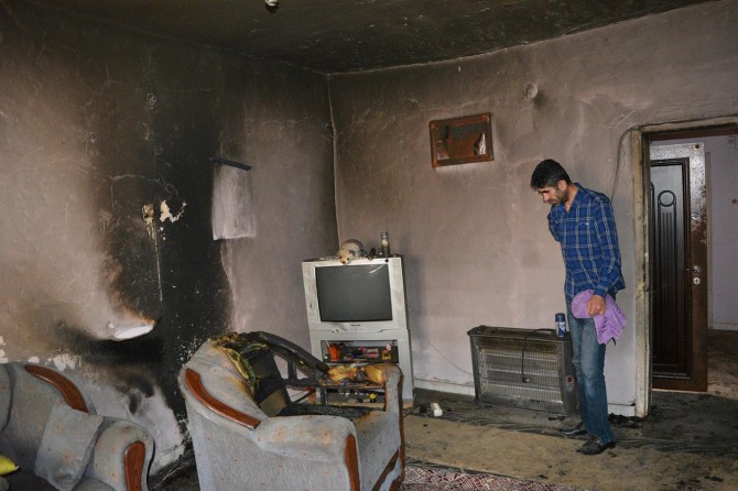 Çıkan yangında ev kullanılamaz hale geldi