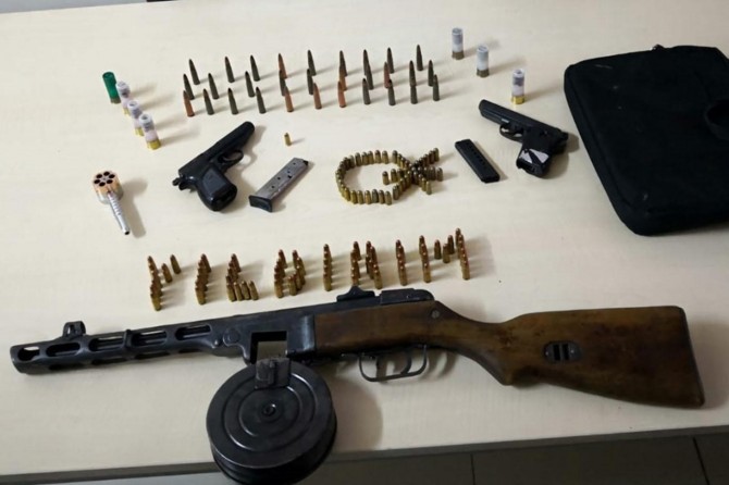 ​Gaziantep’te otomobilde ağır makineli tüfek ve tabanca bulundu