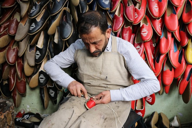 Yeni modellerle mesleğini ayakta tutmaya çalışıyor