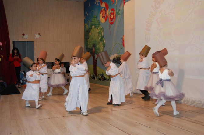 Bitlis'te kreşte okuyan miniklerden yılsonu etkinliği