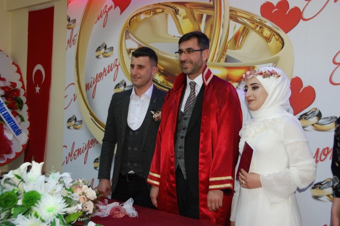 Belediye başkanı ilk resmi nikâhı kıydı