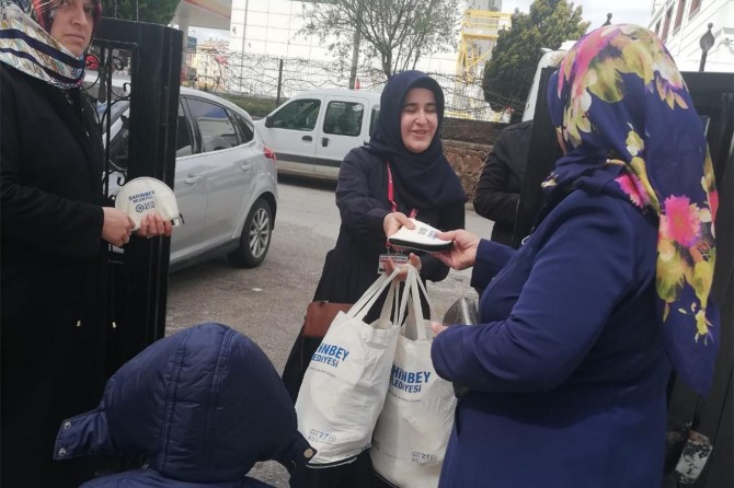 Vatandaşlara bez torba dağıtıldı