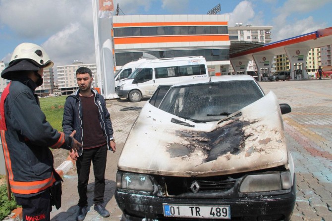 Otomobil akaryakıt istasyonunda alev aldı