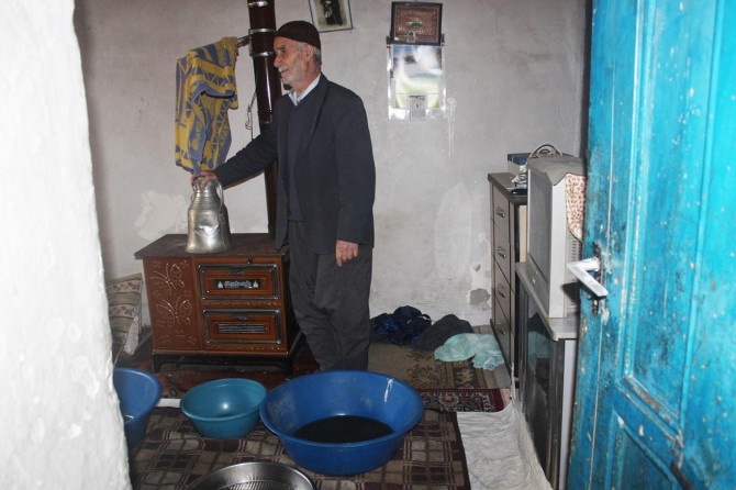 Yaşlı adam kendisine uzanacak yardım eli bekliyor