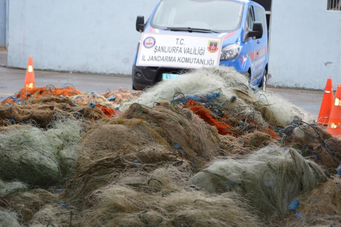 Hilvan'da kaçak avda kullanılan 30 bin metre ağ ele geçirildi