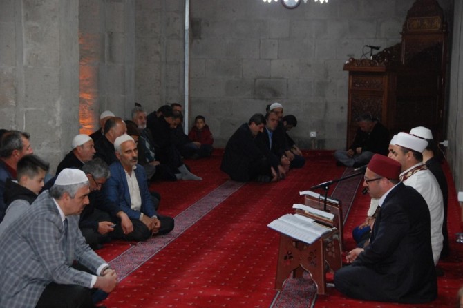 Bitlisliler Beraat Kandilini camilerde ihya etti