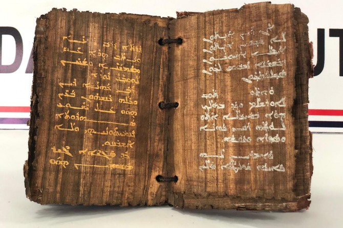 Diyarbakır'da altın ve gümüş yazmalı 1300 yıllık kitap ele geçirildi