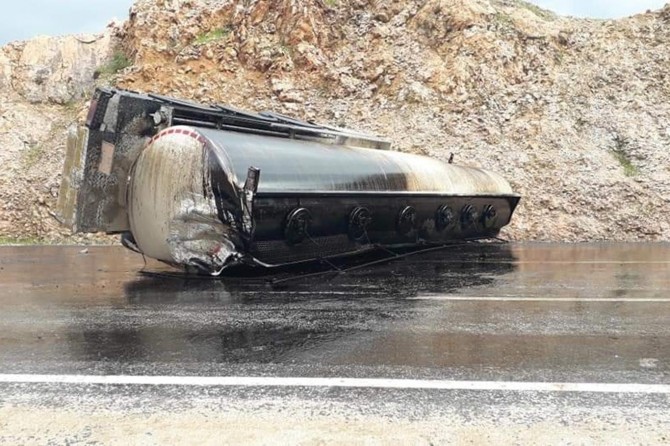 Nissibi köprüsü civarında petrol tankeri kaza yaptı: 1 yaralı