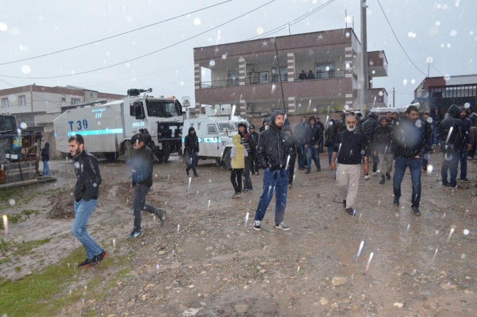 Sözünü tutmayan DEDAŞ, polis eşliğinde köye geldi