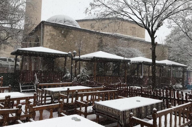 ​Elazığ'da etkili olan kar kartpostallık görüntü oluşturdu