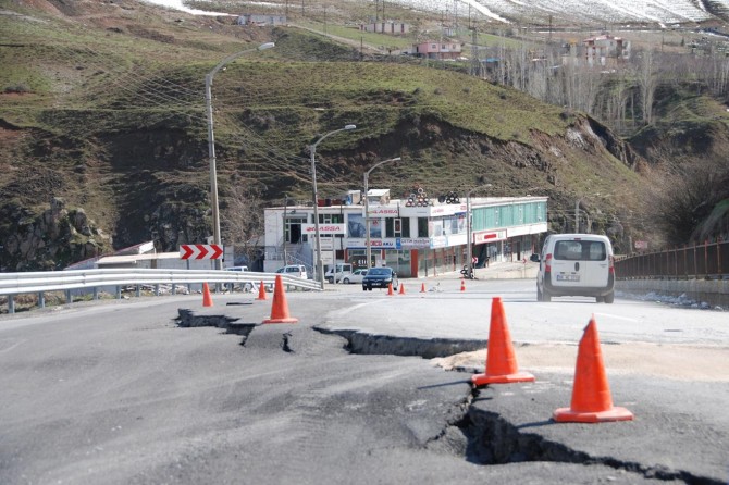 Bitlis'te çöken karayolu kazalara davetiye çıkarıyor