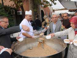 Perşembe Pazarında Aşure Dağıtıldı
