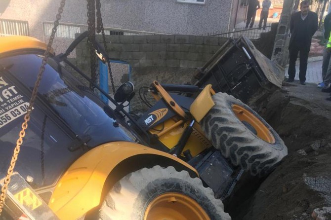İş makinesi cami bahçesine düştü: Bir yaralı