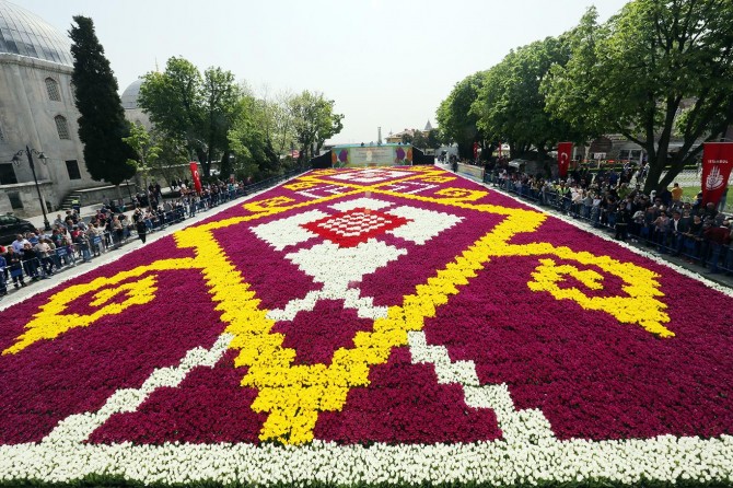 Dünyanın en büyük Lale Halısı İstanbullularla buluştu
