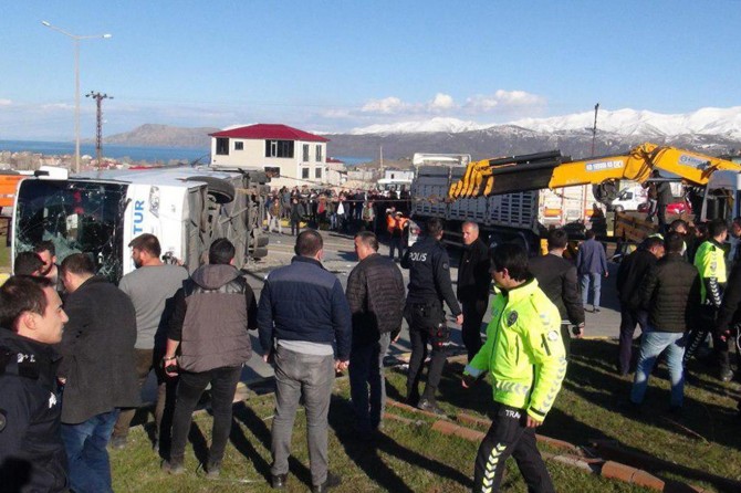 TIR û otobusa rêwîyan li hev qelibîn: 34 birîndar