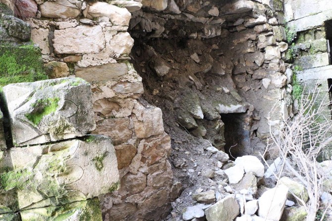 ​Sağanak yağışın yıktığı duvarların arkasında tarih çıktı